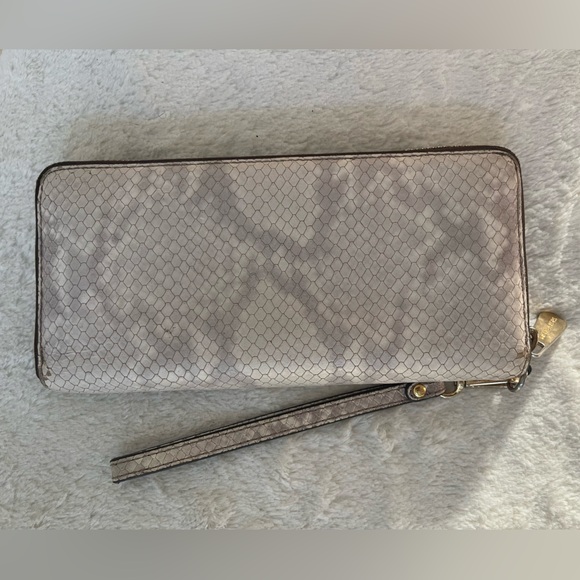 Michael Kors snake print large zip around Wallet GUC - Picture 13 of 13